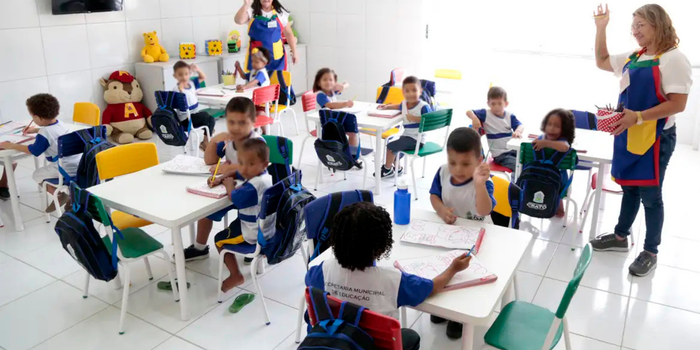 Brasil registra 9,4 milhões de crianças na educação infantil em 2025, segundo o IBGE. Creches crescem, mas ainda não atingem metas do PNE e revelam desigualdades regionais e sociais.