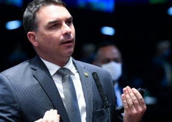 Justiça entende que publicação contra Flávio Bolsonaro estava inserida no contexto do debate político.