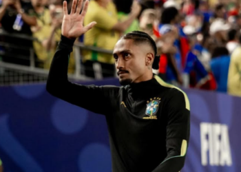Raphinha retornou aos treinos da Seleção Brasileira antes do duelo contra a Noruega pelas oitavas da Copa do Mundo, mas presença no jogo ainda é considerada improvável.