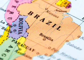 Entenda por que o Brasil raramente sofre grandes terremotos. Posição geológica do país reduz o risco de abalos intensos e preserva formações rochosas antigas.