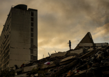 Terremotos de magnitudes 7,2 e 7,5 na Venezuela já causaram mais de 2,6 mil mortes, segundo autoridades. Milhares de feridos, desabrigados e desaparecidos agravam crise humanitária no país.