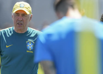 Carlo Ancelotti manteve suspense sobre a escalação do Brasil para enfrentar a Noruega pelas oitavas da Copa do Mundo de 2026. Gabriel Martinelli surge como favorito para substituir Lucas Paquetá.