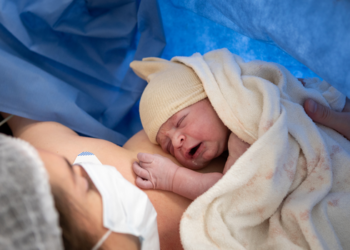 Cesarianas representam cerca de 60% dos nascimentos no Brasil. Entenda riscos, recomendações da OMS e impactos para mães e bebês.