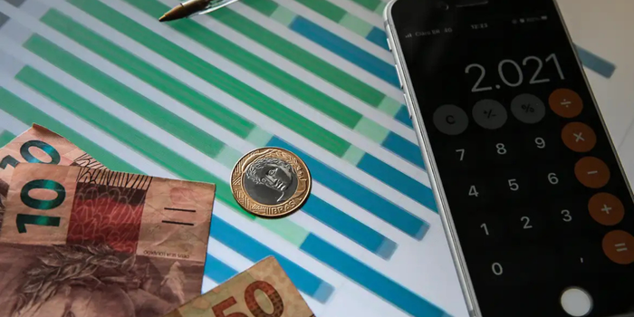 Boletim Focus do Banco Central aponta leve queda na inflação projetada para 2026, com IPCA estimado em 5,30%, ainda acima do teto da meta oficial.