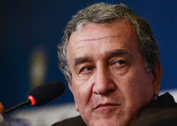 Internado desde 16 de junho, Carlos Alberto Parreira permanece na UTI em estado que exige cuidados intensivos após agravamento de uma inflamação pulmonar.