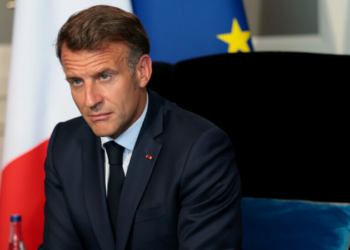 Duas explosões próximas ao hotel onde Emmanuel Macron cumpria agenda em Damasco deixaram 18 feridos. Autoridades sírias investigam o atentado e ainda não apontam responsáveis.