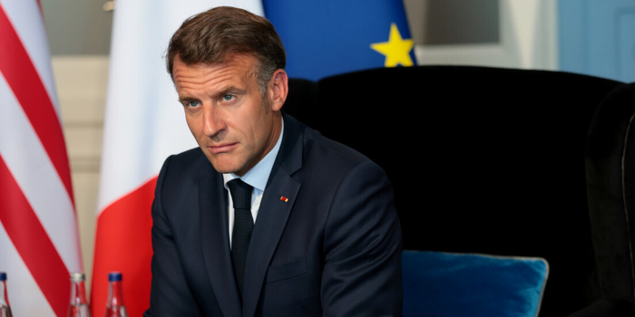 Duas explosões próximas ao hotel onde Emmanuel Macron cumpria agenda em Damasco deixaram 18 feridos. Autoridades sírias investigam o atentado e ainda não apontam responsáveis.