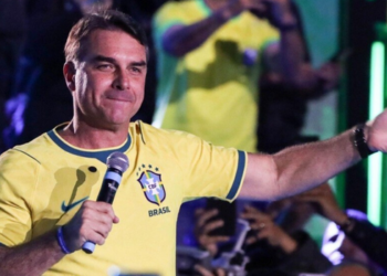 Flávio Bolsonaro deverá prestar depoimento à Polícia Federal em investigação que apura declarações contra o presidente Lula nas redes sociais.