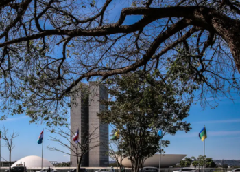Senado aprova projeto que aumenta penas para crimes de exploração sexual infantil na internet. Proposta amplia atuação policial e segue para sanção presidencial.