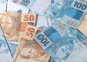 Banco Central informa que brasileiros retiraram R$ 39,3 bilhões da poupança no primeiro semestre de 2026, embora saldo total permaneça acima de R$ 1 trilhão.