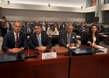 Flávio Bolsonaro pede aos Estados Unidos que adiem decisão sobre tarifas contra produtos brasileiros durante audiência do USTR em Washington.
