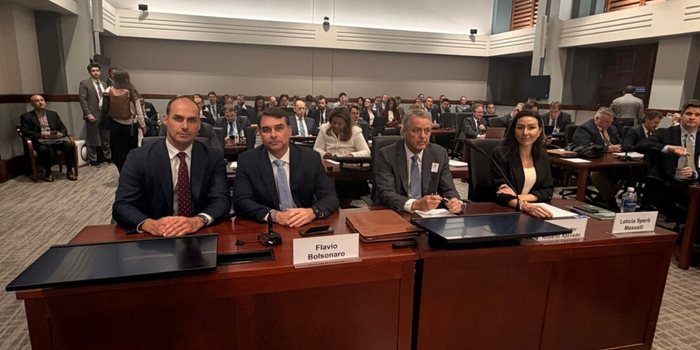 Flávio Bolsonaro pede aos Estados Unidos que adiem decisão sobre tarifas contra produtos brasileiros durante audiência do USTR em Washington.