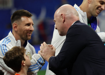FIFA escalou arbitragem totalmente argentina para França x Marrocos na Copa do Mundo. Decisão gerou críticas e reacendeu debate sobre o VAR.