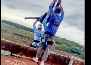 Ministério Público de São Paulo denuncia quatro pessoas pela morte de jovem em salto de rope jump em Limeira. Investigação aponta falhas de segurança na atividade.