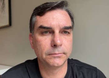 Flávio Bolsonaro criticou Lula durante viagem aos Estados Unidos, defendeu o adiamento da tarifa de 25% sobre produtos brasileiros e afirmou que o cenário político do Brasil pode mudar após as eleições.
