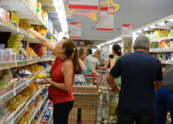 Pesquisa do Dieese mostra alta da cesta básica em 17 capitais em junho. São Paulo lidera com o maior custo, e salário mínimo necessário é estimado em R$ 8.110,92.