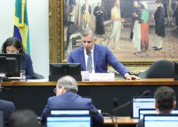 A CCJ da Câmara aprovou a admissibilidade de PEC que extingue a aposentadoria compulsória como punição para magistrados. Texto ainda passará por comissão especial e pelo plenário.