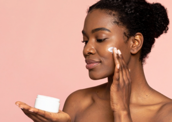 Cuidados com a pele viralizados nas redes sociais podem trazer riscos. Dermatologistas alertam sobre excesso de produtos, ácidos e tratamentos sem acompanhamento.