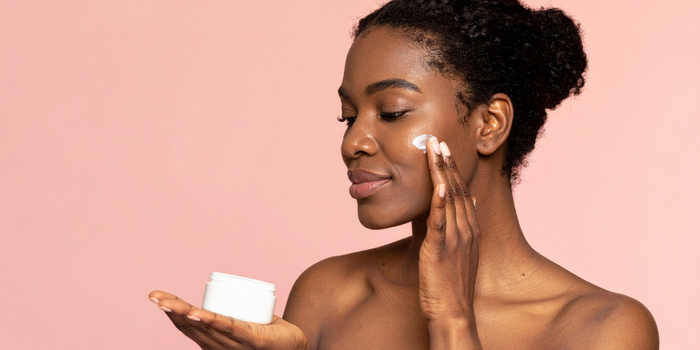 Cuidados com a pele viralizados nas redes sociais podem trazer riscos. Dermatologistas alertam sobre excesso de produtos, ácidos e tratamentos sem acompanhamento.