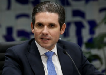 Deputados Paulão (PT-AL) e Dayany Bittencourt (União Brasil-CE) deixam a Câmara após decisões da Justiça Eleitoral que mudaram o cálculo das vagas proporcionais.