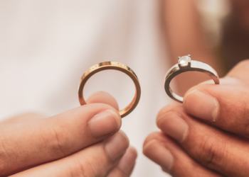 Alianças de divórcio se tornam tendência ao transformar antigas joias de casamento em símbolos de recomeço, independência e amor-próprio. Entenda o movimento.