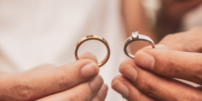 Alianças de divórcio se tornam tendência ao transformar antigas joias de casamento em símbolos de recomeço, independência e amor-próprio. Entenda o movimento.