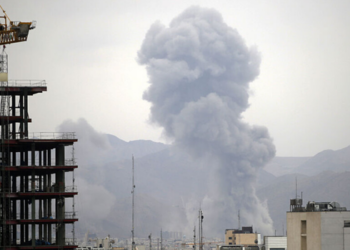 Bombardeios dos Estados Unidos no sudoeste do Irã deixaram um morto e quatro feridos, segundo autoridades iranianas. Conflito entre Washington e Teerã segue em escalada.