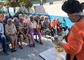 Projeto Temperoterapia iniciou atividades em Rio das Ostras com oficina de gastronomia saudável, yoga e orientações para melhorar a qualidade de vida dos idosos.