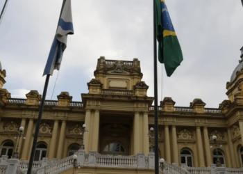 Governo do Rio de Janeiro anuncia fusão de secretarias para enxugar a máquina pública, reduzir despesas e integrar políticas voltadas ao setor rural.