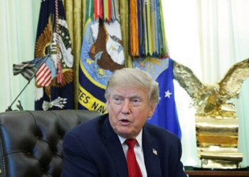 Trump anuncia divulgação de documentos de inteligência sobre supostas falhas eleitorais nos EUA e cita riscos de interferência estrangeira no sistema de votação.