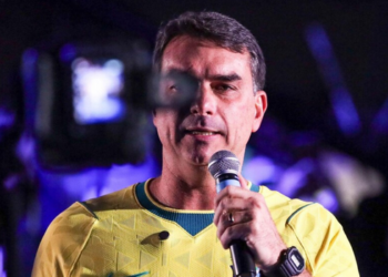 Flávio Bolsonaro será ouvido pela Polícia Federal em investigação conduzida pelo STF sobre publicação que teria atribuído crimes sem provas ao presidente Lula.