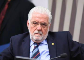 A Polícia Federal intimou Jaques Wagner para depor em 7 de agosto na investigação sobre suspeitas de vantagens relacionadas ao Banco Master.