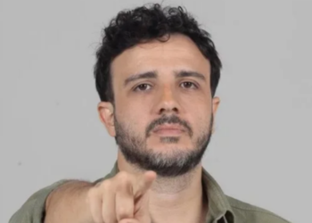 Renan Santos criticou Eduardo Bolsonaro em vídeo publicado na rede X e o chamou de “vassalo” do presidente dos Estados Unidos, Donald Trump.