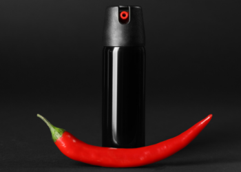 Nova lei autoriza mulheres com 18 anos ou mais a adquirir spray de pimenta para proteção pessoal, respeitando regras de segurança e legítima defesa.
