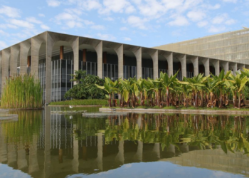 Brasil nega vistos a dois representantes dos Estados Unidos após suspeitas de que a viagem seria usada para questionar o sistema eleitoral brasileiro.