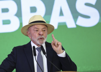 Lula critica novas tarifas dos Estados Unidos sobre produtos brasileiros, alerta para impactos econômicos e defende diálogo com o governo Donald Trump.