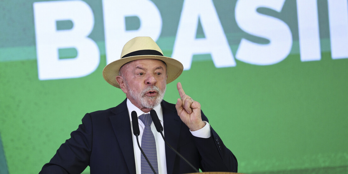 Lula critica novas tarifas dos Estados Unidos sobre produtos brasileiros, alerta para impactos econômicos e defende diálogo com o governo Donald Trump.