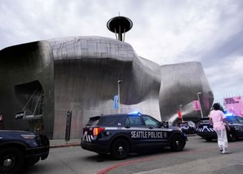 Tiroteio durante o festival Bite of Seattle, nos Estados Unidos, deixa dois mortos e cinco feridos, incluindo uma criança. Polícia investiga o caso.