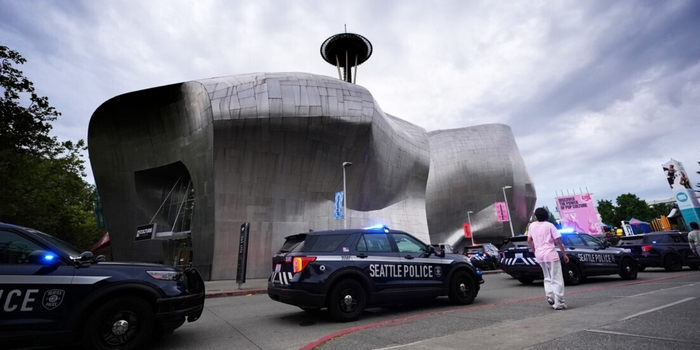 Tiroteio durante o festival Bite of Seattle, nos Estados Unidos, deixa dois mortos e cinco feridos, incluindo uma criança. Polícia investiga o caso.