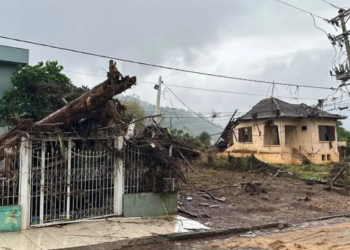 Rio Grande do Sul enfrenta risco de temporais severos, inundações, granizo e possíveis tornados até quarta-feira, com chuva acima de 200 milímetros.