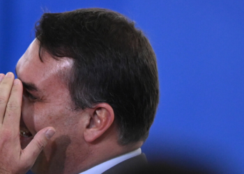 Flávio Bolsonaro não compareceu a depoimento na PF e apresentou defesa por escrito. Caso voltou à PGR por determinação de Alexandre de Moraes.