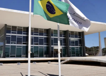 Defesa de Jair Bolsonaro informa ao STF que ex-presidente não autorizou uso de imagem e voz em vídeo produzido com inteligência artificial exibido em evento do PL.