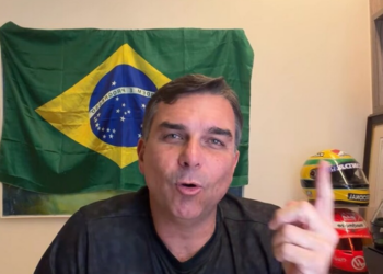 Flávio Bolsonaro afirma que Jair Bolsonaro não sabia de vídeo criado com IA exibido na convenção do PL e diz que campanha consultou advogados.