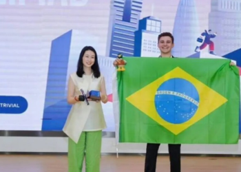 Arthur Spuri, de 16 anos, conquistou medalha de ouro na Olimpíada Internacional de Economia e fez história como primeiro sul-americano líder geral da competição.