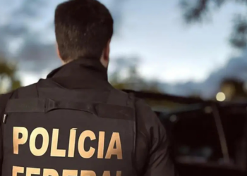 A Polícia Federal realizou a Operação Backroom para investigar o desvio de bens da Receita Federal no Rio de Janeiro. A apuração envolve computadores, refrigeradores e veículos do patrimônio público.