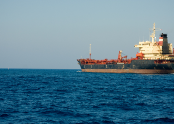 O preço do petróleo Brent subiu 6% e ultrapassou US$ 100 após ataques no Mar Vermelho. Escalada no Oriente Médio aumenta preocupações com o abastecimento global e a inflação.