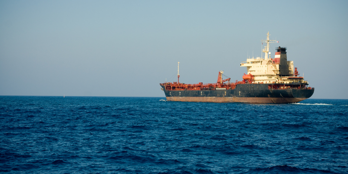 O preço do petróleo Brent subiu 6% e ultrapassou US$ 100 após ataques no Mar Vermelho. Escalada no Oriente Médio aumenta preocupações com o abastecimento global e a inflação.