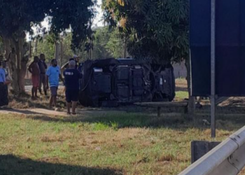 Motorista deixou motel sem pagar, bateu no portão, atingiu uma van e capotou na BR-101, em Campos. PRF informou sinais de embriaguez.