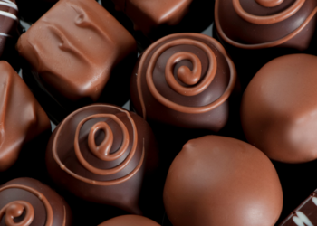 Brasil produziu 814 mil toneladas de chocolate em 2025 e exportou para 168 países. Setor aposta em inovação, cacau nacional e nova lei de rotulagem.