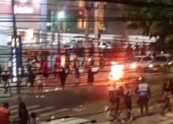 Moradores de Guarus protestaram após a morte de Josué Dias, de 18 anos, assassinado a tiros em Campos. Polícia Civil investiga o caso.